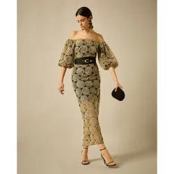 Vestido midi con escote bardot y manga globo y cinturón negro con hebilla dorada
