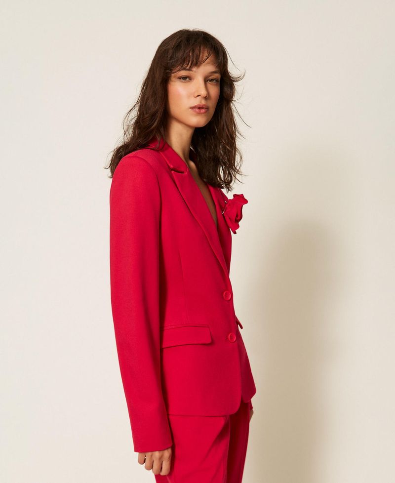 Blazer avec broche florale