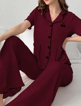 Conjunto de pijama y ropa de estar en casa para mujer con top de manga corta con bordado de cereza y ribete de contraste, y pantalones - Shein - FashionsVida