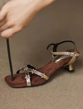 Sandalias de tacón alto de moda para mujer con aplique floral pequeño, elegante cuero PU, adecuadas para vacaciones, desplazamientos, playa, días f - Shein - FashionsVida