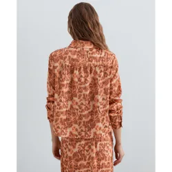 Camisa de mujer animal print con canesú fruncido en la espalda