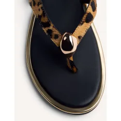 Sandalias de dedo de mujer de piel tipo giregas con detalle de joya y animal