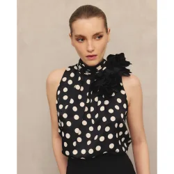 Top halter de mujer con flor en el hombro