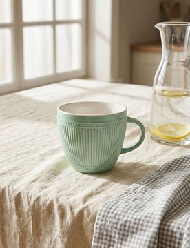 Tazza in ceramica con motivo in rilievo - verde pallido