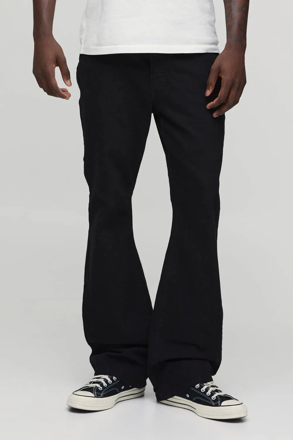 Herren Basic Jeans Hosen Mit Ausgestelltem Schnitt True Black Größe 30L - boohooMAN - FashionsVida