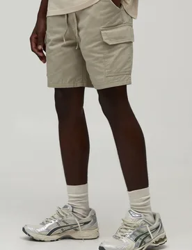 Herren Essenzielle Schmal Geschnittene Cargo-Shorts Mit Elastischem Bund Aus Twill In Mittlerer Länge Stone Größe XS - boohooMAN - FashionsVida