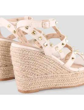 Sandalias de cuña de mujer con tachuelas y tiras - Blogger - FashionsVida