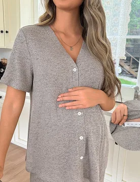 Conjunto de maternidad de punto de unicolor informal con top de manga corta y pantalones largos, cómodo para estar en casa - Shein - FashionsVida