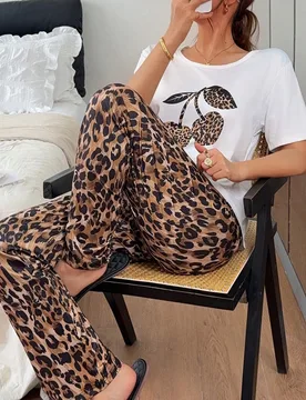 Conjunto de pijama para mujer con estampado de leopardo y patrón de cerezas, cuello redondo, manga corta y pantalones largos - Shein - FashionsVida