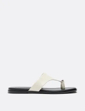 Flache Pantoletten mit Detail NATUR 37 - Stradivarius - FashionsVida