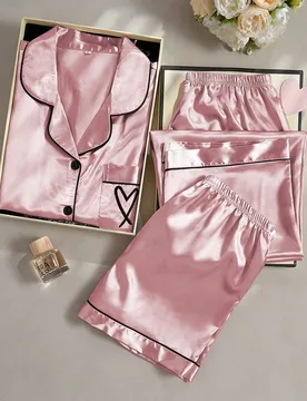 Set de 3 piezas de pijama con top de manga corta y pantalones cortos de satén falso con bordado de corazón - Shein - FashionsVida