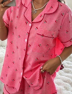 Conjunto de pijama para mujer con camisa de manga corta, solapa y frente abierto, estampado de cuadros rosas y cerezas, con pantalones cortos - Shein - FashionsVida