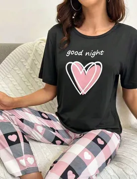 Conjunto de pijama con camiseta con estampado de corazón y letra y pantalón con estampado a cuadros - Shein - FashionsVida
