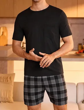 Conjunto de pijama con camiseta lisa y pantalones cortos con estampado a cuadros para hombres - Shein - FashionsVida