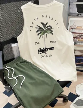 Conjunto de camiseta sin mangas con estampado de palmeras y letras color albaricoque y pantalones cortos tejidos color verde militar para hombre - Shein - FashionsVida