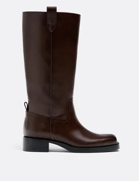 Flache Stiefel in Kunstleder BRAUN 36 - Stradivarius - FashionsVida