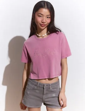Camiseta de mujer efecto lavado con bordado y tachas - Green Coast - FashionsVida