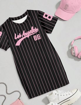 Vestido camiseta de manga corta con estampado gráfico de letra y rayas en negro y rosa, de estilo minimalista y refrescante, para niñas, de uso casu