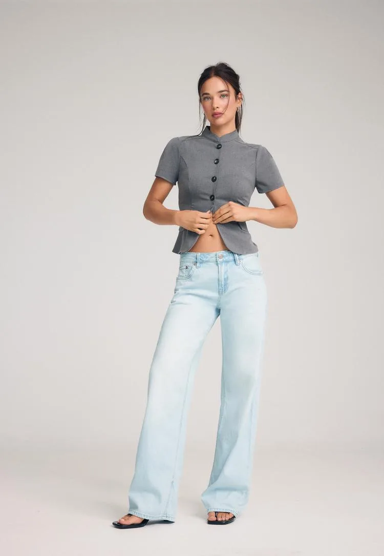 D91 Wide-Leg-Jeans mit tiefem Bund HELLBLAUER DENIM-WASHED-LOOK 40 - Stradivarius - FashionsVida