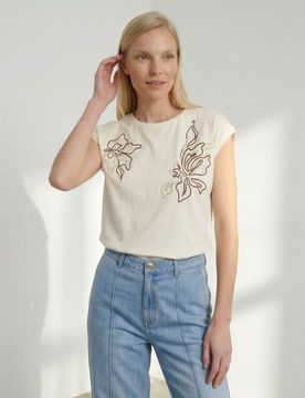 T-shirt con misto viscosa e ricamo floreale - panna
