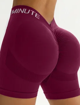 Pantalones cortos deportivos de verano con ajuste ceñido y plisado con estampado de letras - Shein - FashionsVida
