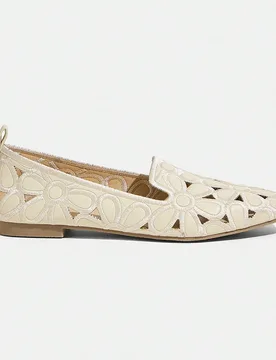 Zapatos de mujer con bordado floral calado, elegantes, de punta cuadrada, blancos, tipo mocasín plano para uso al aire libre, para vacaciones de vera - Shein - FashionsVida