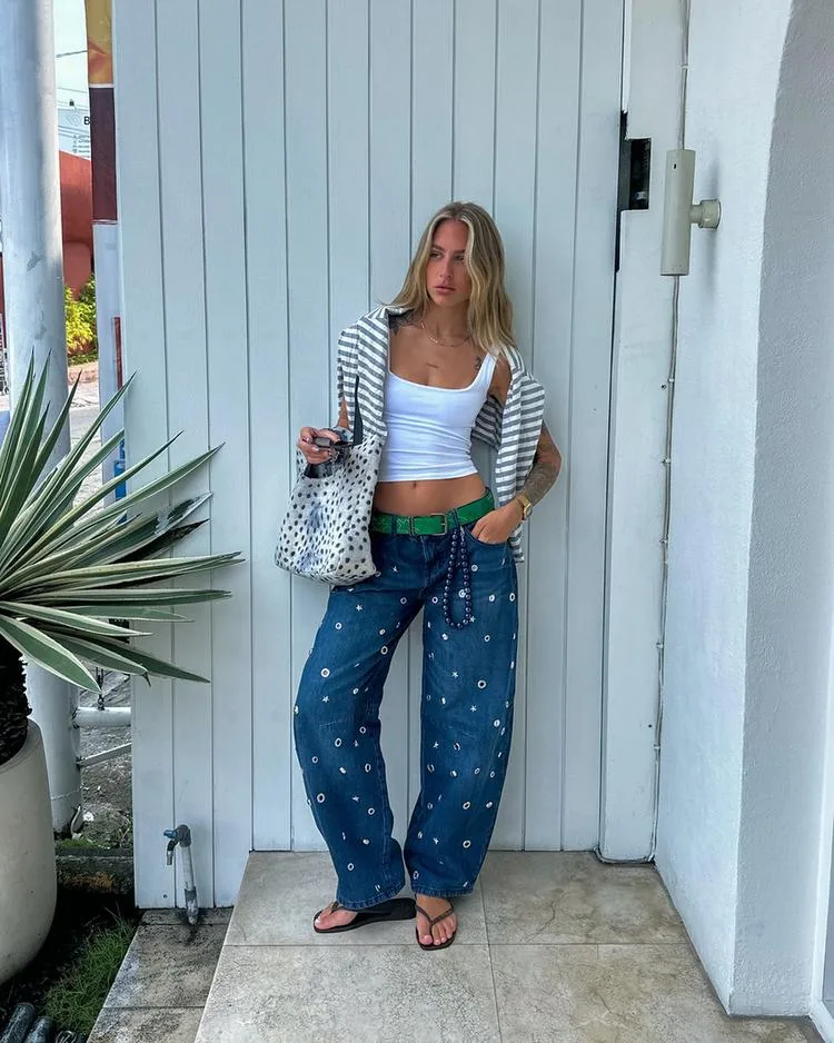 Barrel-Jeans mit Ösen SCHWARZER DENIM-WASHED-LOOK 44 - Stradivarius - FashionsVida