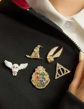 Set de 5 piezas de broches de aleación de zinc con diseños de moda, incluyendo la Snitch Dorada, las Reliquias de la Muerte, Hedwig, el Sombrero Sel - Shein - FashionsVida