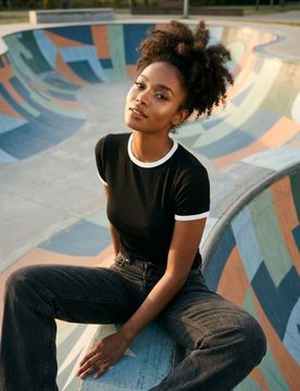T-shirt basic a costine con profili a contrasto e mix di viscosa - nero