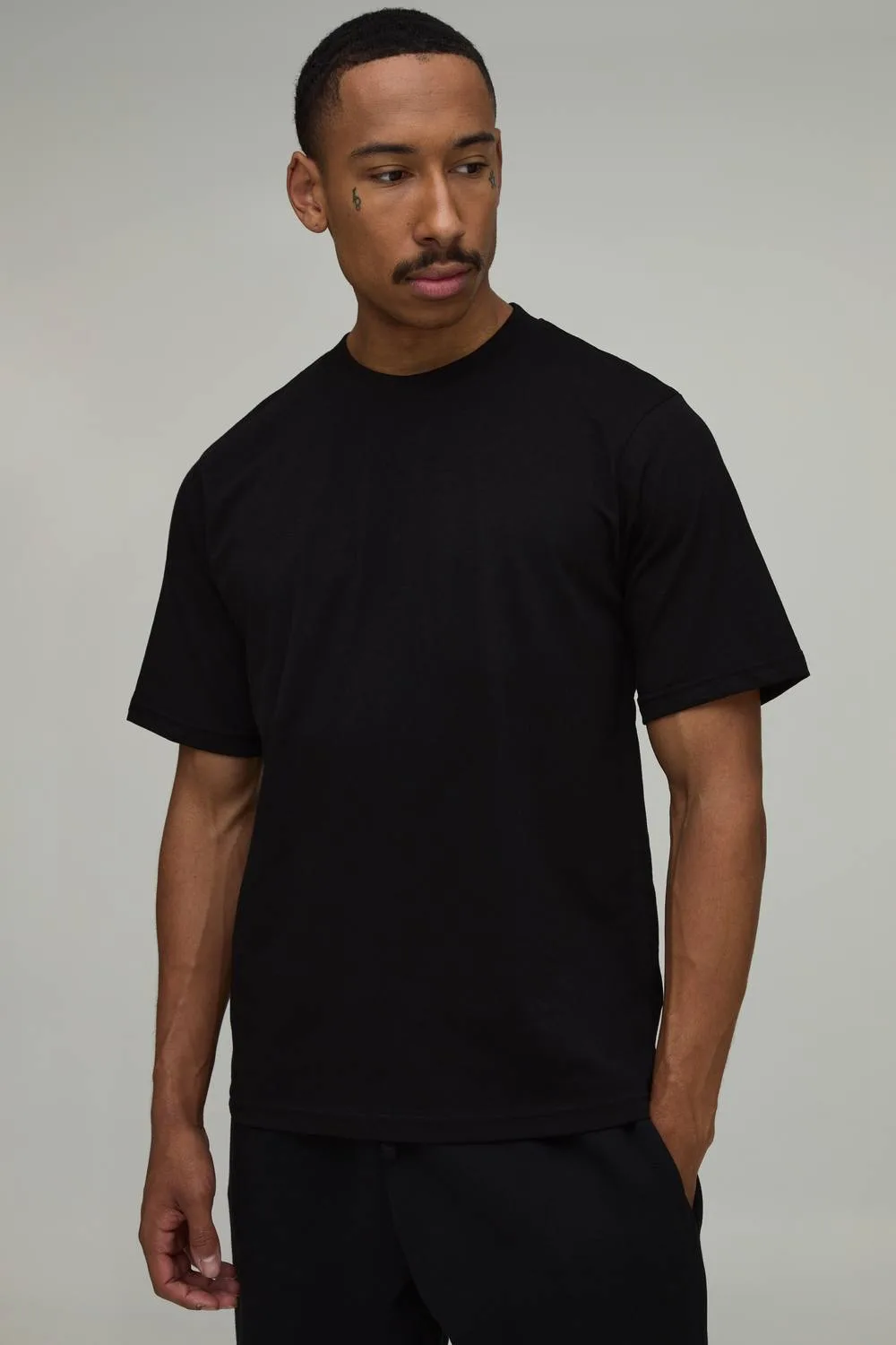 Herren 2er-Pack Basic T-Shirts Mit Normaler Passform Black Größe Small - boohooMAN - FashionsVida