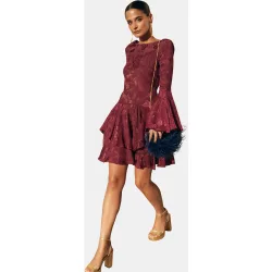 Vestido corto con mangas acampanadas