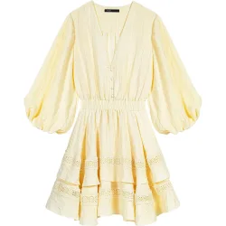 Vestido corto con volantes y encaje