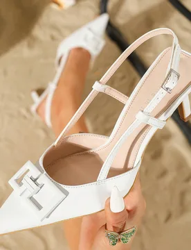 Zapatos de tacón alto elegantes para mujer con tacón fino, correa trasera, hebilla metálica, punta puntiaguda y escote bajo, versátiles para ir a - Shein - FashionsVida