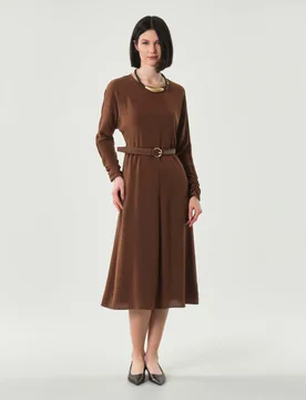 Abito midi svasato color coccio Studio con maniche lunghe a kimono e cinura abbinata - Max Mara - FashionsVida