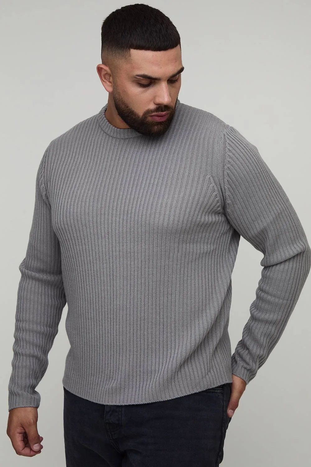Herren Plus Basic Regular Fit Gerippter Strickpullover Grey Größe 2XL - boohooMAN - FashionsVida