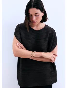 Top de mujer con cuello pico y plisado horizontal - Couchel - FashionsVida