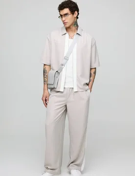 Herren Oversized Weiches Twill Kurzarm Hemd & Weites Bein Hosen Set Stone Größe XL - boohooMAN - FashionsVida