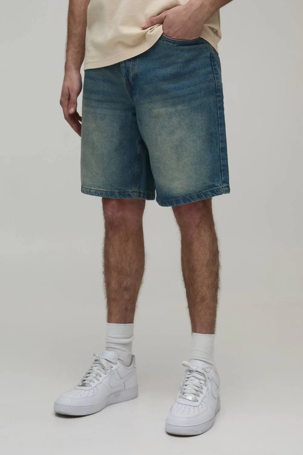 Herren Basic Entspannt Geschnittene Denim-Shorts Antique Blue Größe 44 - boohooMAN - FashionsVida