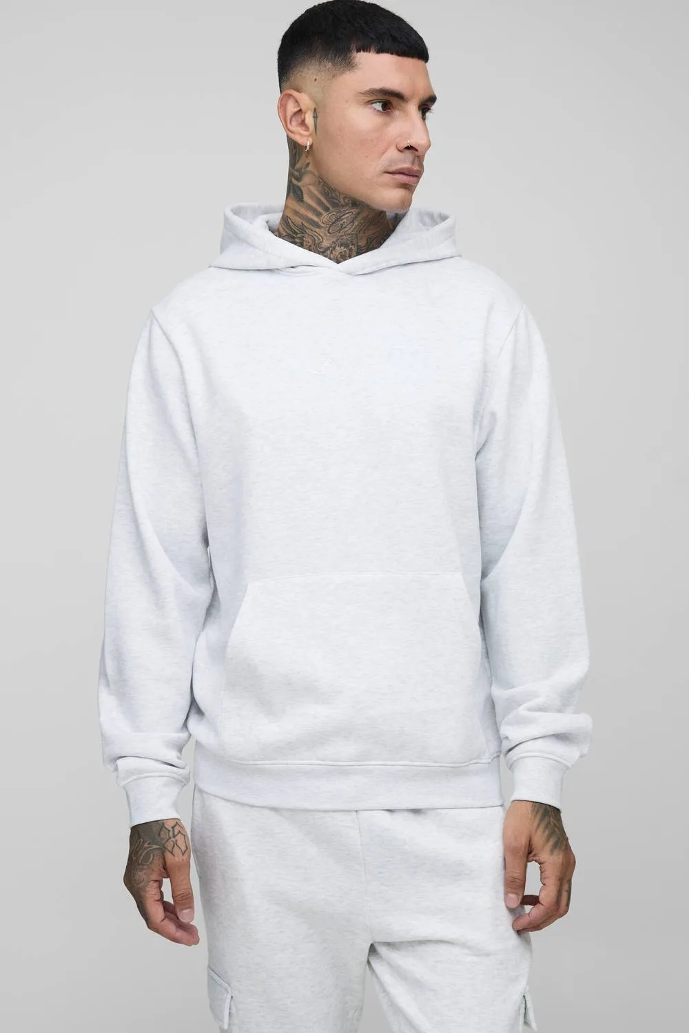 Herren Tall Basic BM Signature Regular Fit Kapuzenpullover zum Überziehen Grey Marl Größe Small - boohooMAN - FashionsVida