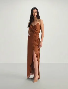 Vestido largo drapeado asimétrico - Veneno en la piel - FashionsVida