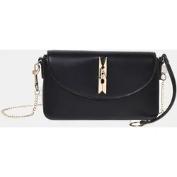 Bolso bandolera liso con detalle metálico dorado en solapa