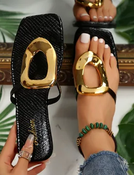 Sandalias de dedo con hebilla hueca decorada en dorado para mujer, estilo vacacional, verano, ligeras, de moda y versátiles, sandalias planas, chancl - Shein - FashionsVida