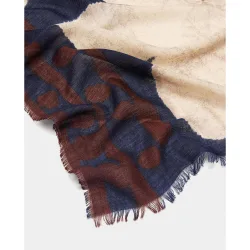 Pañuelo con pespuntes y estampado grande