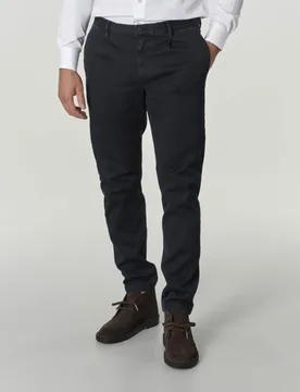 Pantalone chino blu carrot fit in tessuto diagonale di cotone stretch - Paul Baker - FashionsVida