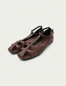 Una sandalia plana clásica de cuero marrón, con un diseño de tira en T, punta cerrada y hebilla ajustable en el tobillo para un aspecto atemporal y - Shein - FashionsVida