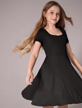 Vestido negro de punto informal para niña preadolescente, cómodo y suave, versátil para salidas, vacaciones y viajes de primavera/verano - Shein - FashionsVida