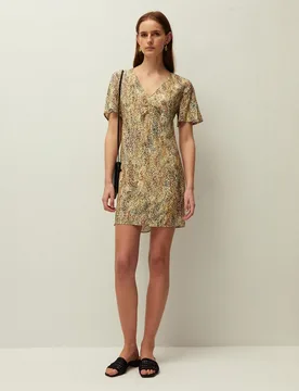 Vestido corto con detalle de costura y frunce bajo pecho - System Action - FashionsVida