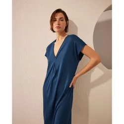 Vestido con cuello de pico
