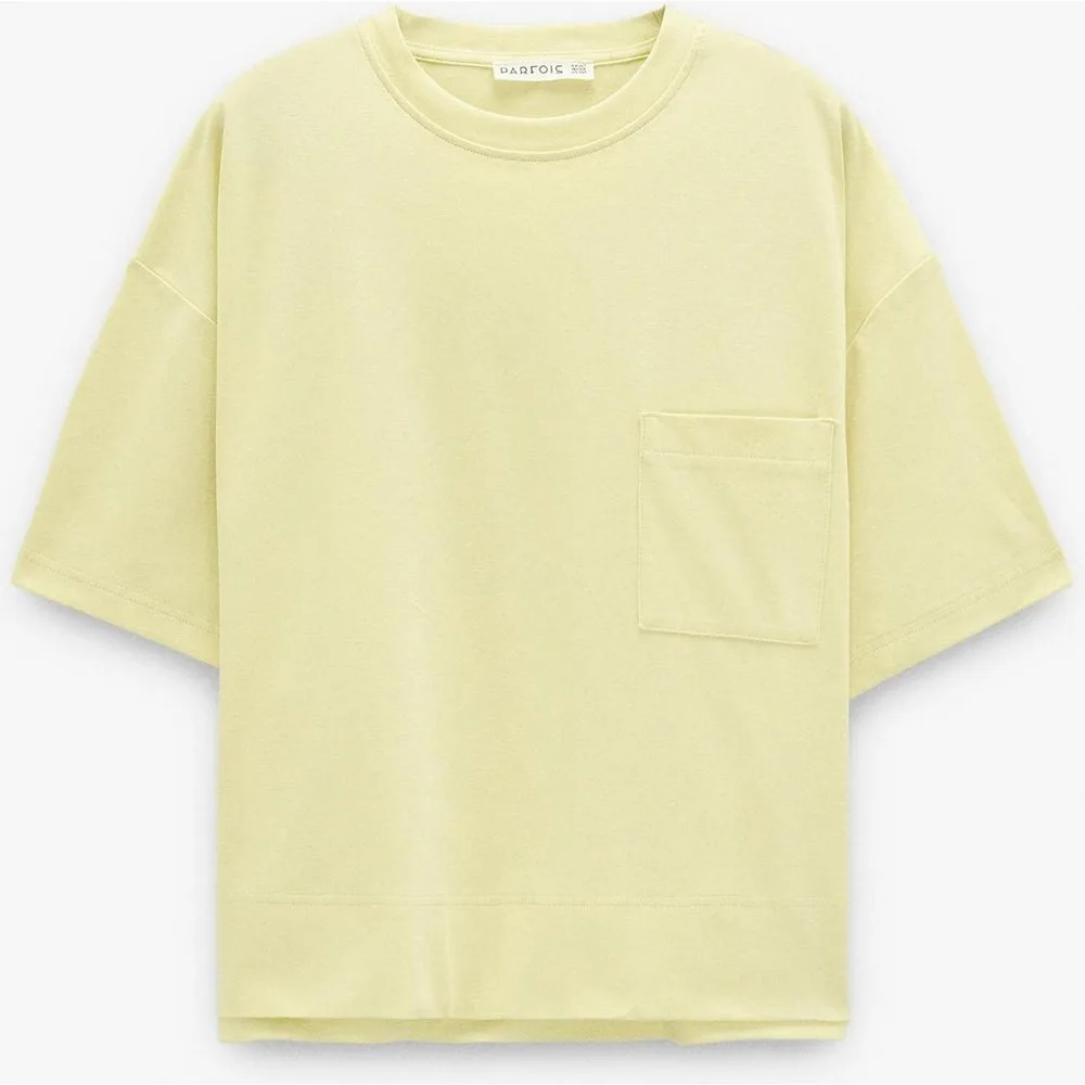 Camiseta de mujer 100% algodón de manga corta con bolsillo decorativo - Parfois - FashionsVida