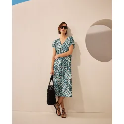 Vestido con cuello de pico
